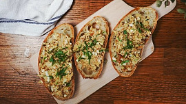 Jak na perfektní pomazánku z domácích škvarků: Potřebujete pouze kvalitní sádlo a pár ingrediencí, které máte doma vždy