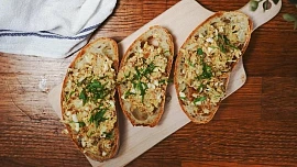 Jak na perfektní pomazánku z domácích škvarků: Potřebujete pouze kvalitní sádlo a pár ingrediencí, které máte doma vždy