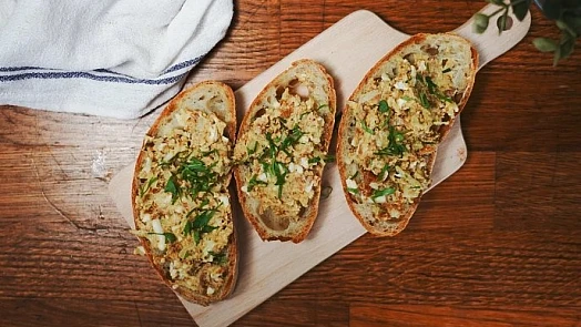 Jak na perfektní pomazánku z domácích škvarků: Potřebujete pouze kvalitní sádlo a pár ingrediencí, které máte doma vždy