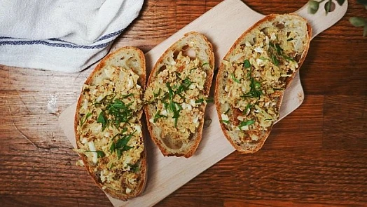 Jak na perfektní pomazánku z domácích škvarků: Potřebujete pouze kvalitní sádlo a pár ingrediencí, které máte doma vždy