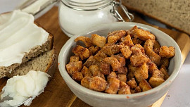 Tajemství dokonalých škvarků: Pomalé škvaření, správná teplota a jeden trik s mlékem, o kterém se moc nemluví Tajemství dokonalých škvarků: Pomalé škvaření, správná teplota a jeden trik s mlékem, o kterém se moc nemluví