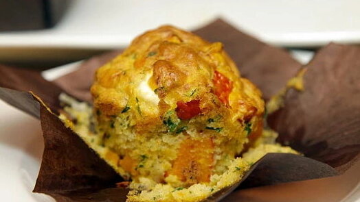 Slané pizza muffiny budou hitem ve svačinovém boxu. Vyzkoušejte je i na večeři nebo jako občerstvení pro návštěvu