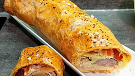 Jak připravit nejlepší slaný štrúdl: Vsaďte na náplň z klobásy, sýra i zelí. Kombinace oblíbených chutí vás zaručeně nadchne