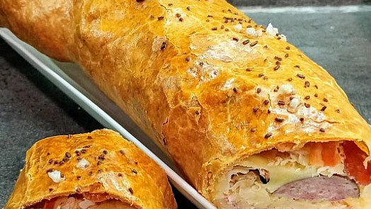 Jak připravit nejlepší slaný štrúdl: Vsaďte na náplň z klobásy, sýra i zelí. Kombinace oblíbených chutí vás zaručeně nadchne