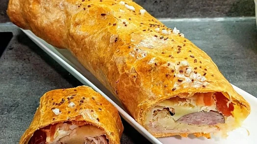 Jak připravit nejlepší slaný štrúdl: Vsaďte na náplň z klobásy, sýra i zelí. Kombinace oblíbených chutí vás zaručeně nadchne