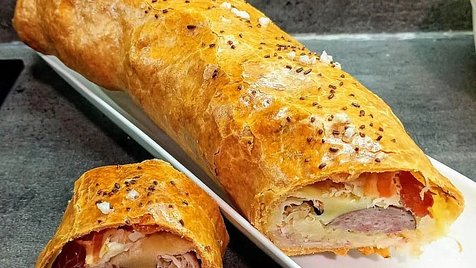 Štrúdl ve slané verzi můžete naplnit spoustou dobrot, třeba klobásou, slaninou nebo zelím.