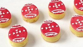 Perfektní slepovaná velikonoční vajíčka: Bílá čokoláda a vaječňák tvoří luxusní kombinaci, která se rozplývá na jazyku