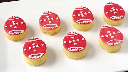 Perfektní slepovaná velikonoční vajíčka: Bílá čokoláda a vaječňák tvoří luxusní kombinaci, která se rozplývá na jazyku