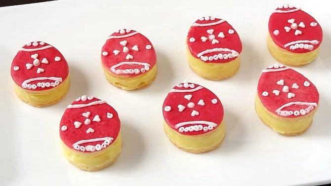 Křehké těsto spojené jemným krémem s máslem, vaječňákem a bílou čokoládou chutná božsky.