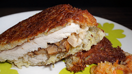 Vyzkoušejte vynikající slezské řízky v bramboráku: Uvnitř kromě masa najdete i houby a křupavou slaninu