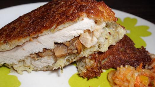 Vyzkoušejte vynikající slezské řízky v bramboráku: Uvnitř kromě masa najdete i houby a křupavou slaninu