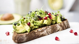 Falešné tataráky dokáží trumfnout i masový originál. Výraznější chuť má avokádový, červená řepa zase přidá jemnou kyselost