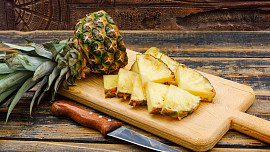 Jak nejlépe oloupat a nakrájet čerstvý ananas? Hitem sociálních sítí je malý trik s vykrajovátkem na cukroví