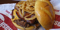 Staronovým hitem mezi burgery je smash burger: Dá se totiž snadno připravit i bez grilu jen doma na pánvi