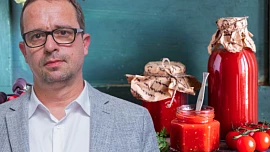Zavařená rajská omáčka podle Těhotnýho kuchaře: Zužitkujete kromě rajčat i kůrky parmazánu a v zimě jenom sáhnete po sklenici