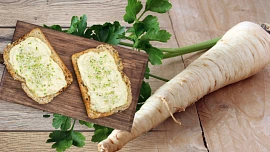 Pomazánka z pečené petržele voní česnekem, potěší lehkou nakyslostí po citronu, a přitom vyjde na pár korun