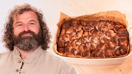 Josef Maršálek upekl žemlovku podle babičky Boženky: Důležitý je výběr správně starého pečiva, radí cukrář