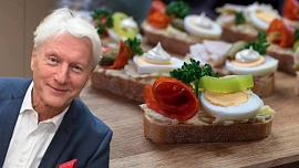 Podle Ladislava Špačka lze konzumovat chlebíčky jen jedním způsobem: Vlezte si do vany, zhasněte a jezte, říká expert na etiketu