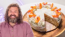 Nepečený piškotový dort podle Josefa Maršálka nadchne každé dítě: Dejte si pozor na opatrné míchání krému, radí cukrář