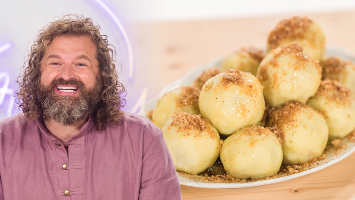 Josef Maršálek uvařil perfektní bramborové knedlíky plněné blumami a posypané zkaramelizovanou strouhankou.