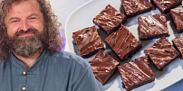 Josef Maršálek upekl čokoládovou buchtu z batátů: Mramorovaná poleva doladí chuť hutného dezertu, říká cukrář