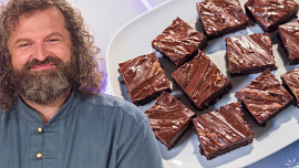 Josef Maršálek upekl čokoládovou buchtu z batátů: Mramorovaná poleva doladí chuť hutného dezertu, říká cukrář