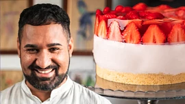 Skvělý nepečený jahodový dort podle Pavla Berkyho: Tvarohový krém na sušenkovém korpusu chutná fantasticky