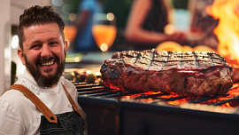Grilování s Martinem Svatkem: Šéfkuchař radí, kdy přesně vyndat maso z lednice a kdy ho osolit, aby byly steaky dokonalé