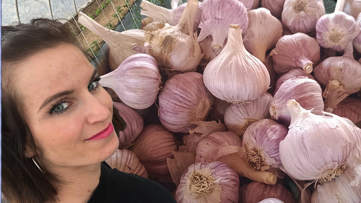 Mladá farmářka Gabriela Pechová moc dobře ví, jak zacházet s česnekem, aby dlouho vydržel.