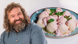 Luxusní tvarohové knedlíky s jahodami podle J. Maršálka: Důležitý je výběr mouky i sladkost ovoce, připomíná slavný cukrář