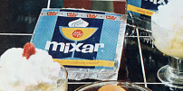 Retro okénko: Vanilkový Mixar byl za 2,70 Kčs. Používal se na výrobu zmrzliny a koktejlů a děti jej jedly rovnou ze sáčku