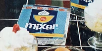 Retro okénko: Vanilkový Mixar byl za 2,70 Kčs. Používal se na výrobu zmrzliny a koktejlů a děti jej jedly rovnou ze sáčku
