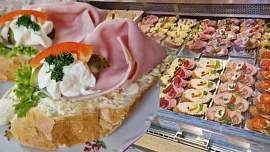 Test šunkových chlebíčků v Praze: Nejlevnější koupíte za 29 Kč, ale popojedete si. Kvalitu seženete i v centru za 39 Kč