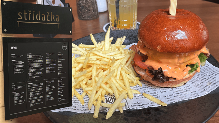 Navštívili jsme restauraci Střídačka, kde naši hokejisté slavili loňské zlato: Zdejší burger za 359 Kč stojí za vyzkoušení