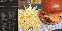 Navštívili jsme restauraci Střídačka, kde naši hokejisté slavili loňské zlato: Zdejší burger za 359 Kč stojí za vyzkoušení