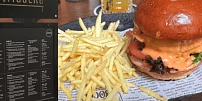 Navštívili jsme restauraci Střídačka, kde naši hokejisté slavili loňské zlato: Zdejší burger za 359 Kč stojí za vyzkoušení