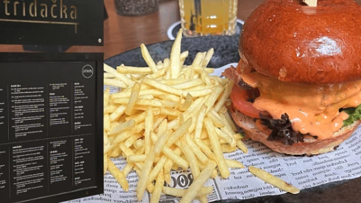 Navštívili jsme restauraci Střídačka, kde naši hokejisté slavili loňské zlato: Zdejší burger za 359 Kč stojí za vyzkoušení