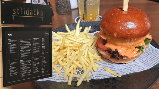 Navštívili jsme restauraci Střídačka, kde naši hokejisté slavili loňské zlato: Zdejší burger za 359 Kč stojí za vyzkoušení
