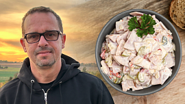 Salát Rumcajs podle Těhotnýho kuchaře: Pikantní retro, které nikdy neomrzí. Kvalitní uzenina a skvělý dresink dělají zázraky