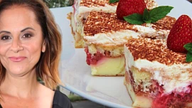 Pudinková buchta s jahodami podle Laďky Něrgešové: Dokonalé spojení chutí korunují dvě vrstvy těsta a šlehačková poleva Pudinková buchta s jahodami podle Laďky Něrgešové: Dokonalé spojení chutí korunují dvě vrstvy těsta a šlehačková poleva