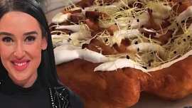 Langoše podle vítězky MasterChef Česko Besky: Jednoduché vláčné těsto doplňuje bryndza, česnek a opečená slanina