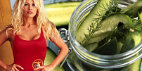 Pamela Anderson má vlastní značku nakládaných okurek: Skleničku za skoro 800 Kč si ale moc lidí nekoupí