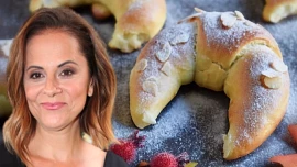 Luxusní svatomartinské rohlíčky podle Laďky Něrgešové: Voní rumem, vanilkou a ořechy, po upečení se po nich jen zapráší