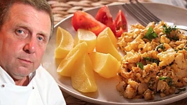 Jak na květákový mozeček podle Jaroslava Sapíka: Šéfkuchař prozradil svůj trik při vaření květáku, pak chutná jídlo božsky Jak na květákový mozeček podle Jaroslava Sapíka: Šéfkuchař prozradil svůj trik při vaření květáku, pak chutná jídlo božsky