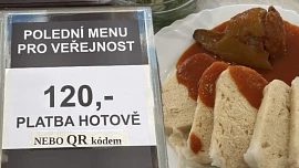 Pár metrů od Karlova mostu se skvěle najíte za 120 Kč: Ve školní jídelně mají otevřeno i pro veřejnost, každý den jsou tu fronty