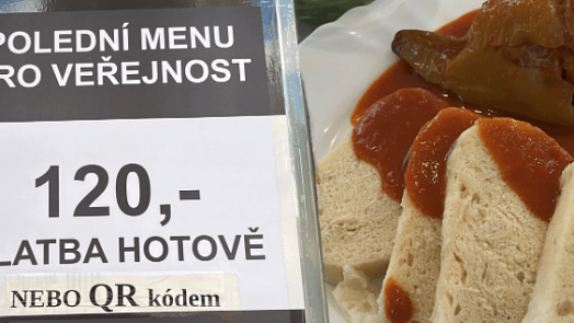 Pár metrů od Karlova mostu se skvěle najíte za 120 Kč: Ve školní jídelně mají otevřeno i pro veřejnost, každý den jsou tu fronty