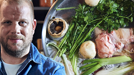 Jak připravit dokonalý vývar podle Petra Hajného: Část zeleniny upečte, kosti nechte dlouho vařit, radí šéfkuchař