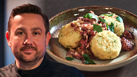 Perfektní plněné knedlíky s uzeným masem a zelím podle Jana Punčocháře: Brambory nejprve upečte, radí šéfkuchař