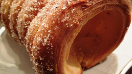 Stánkaři můžou zavřít! Recept na trdelník za 15 Kč zvládne doma každý, chutí je k nerozeznání od toho na trzích