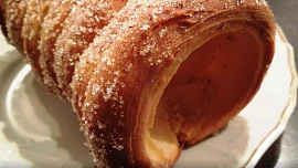 Stánkaři můžou zavřít! Recept na trdelník za 15 Kč zvládne doma každý, chutí je k nerozeznání od toho na trzích